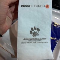 En cas de restes alimentaires, ils sont distribués aux chats errants à condition de ne pas être mélangés aux autres déchets. at Il Forno in Samsun