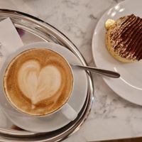 Cappuccino e tortino alla banana e caffè at Café Osterspey in Cologne