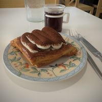 Revisited tiramisu, pretty nice. Costs 5000 won (3,5€)  at URT 유알티 in Seoul