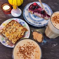 Chai with oat milk. Speculaas cake and fruity cheesecake (all vegan) at Robin's Bakery in Nijmegen