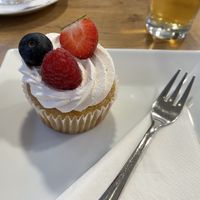 Vanilla-Banana Cupcake  at Omas Kuchen in Koblenz