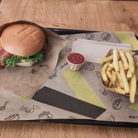 Burger and fries at VINCENT in Munich
