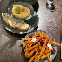 Hummus and sweet potato fries  at Superfuüd - Pez in Madrid