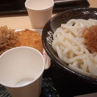 Udon e tempure at Hanamaru Udon in Tokyo