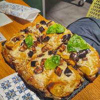 Pinsa Romana: formaggio vegano melanzane e affettato di lupini at Impastili in Nola