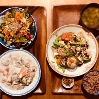 (Left) Rice pasta & salad (Right) Raw springroll set at Organic House Salute in Kyoto