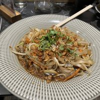 Sauté de Nouilles aux Légumes, Soja Gingembre: Nouilles de riz et légumes sautés à l'huile de sésame 🌱 (sans poivrons sur demande)   at Restaurant Quai 5 in Mons
