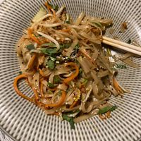 Rice noodle stir fry with veggies at Restaurant Quai 5 in Mons