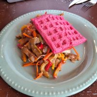 Waffle de beterraba com legumes grelhados at Waffles Como En Casa  in El Calafate