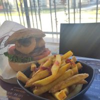 Veg burger con anelli di cipolla at L'Angolo di Pe in Fontanellato