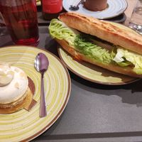 Sandwich façon poulet et entremet vanille at Noah Pâtisserie Végétale in Tours
