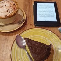 Chocolate flan and hot chocolate at Noah Pâtisserie Végétale in Tours