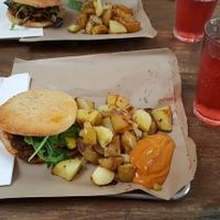 Burger mit Bratkartoffeln und Hausgemachtem Eistee at Vegiman - Food Stall in Basel