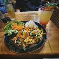 Gebratenes Gemüse mit einer dunklen Sauce und Reis at A Kitchen Restaurant in Gotha