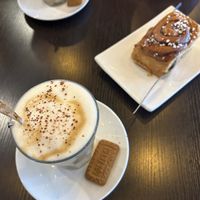 Zimtschnecke und Latte macchiato   at Cafe Luca's in Immenstadt