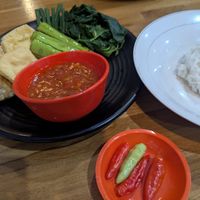Tofu und tempeh mit aubergine und Reis. at Waroeng Palembang in Banyuwangi