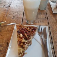Vegan notenvlaai en chai latte at Supervlaai in Soest