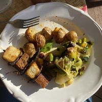 Pommes de terre, poireaux parsemés de noisettes, brochette de seitan et du tofu   at Légumineuses in Nancy