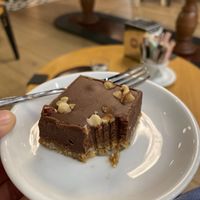 Il brownie al cioccolato è un’ottima opzione veg dolce fatta artigianale, oltre ai diversi latti vegetali che propongono. Cameriera molto gentile e solare😄  at Latte Macchiato Bakery & Caffe in Lugano