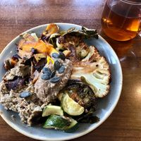 Blumenkohlsteak mit Gemüse und Auberginenpüree at L'Atelier W in Dambach-la-ville