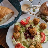 Großer Falafelteller mit Fladenbrot und Tahina at Falafelhaus Pingu in Ulm