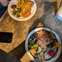 Vegan plate and non-vegan meat pie at UNTAPPED Breakfast & Pub in Sapporo