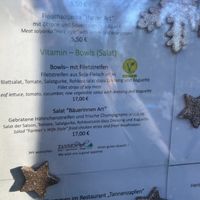 Es gibt zwei vegane Gerichte u. a. eine Salatbowl    at Restaurant Tannenzapfen in Tanne