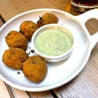 Nomet kombu-kroketjes met frisse soja yoghurt-muntdip at Kosmopoliet in Bruges