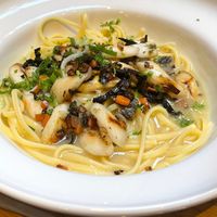 Pasta met witte wijn-kombusaus, brunoise groentjes en Vlaamse asperges at Kosmopoliet in Bruges