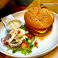 Oesterzwamburger 'American Style' met gegrilde groentjes, Poolse augurk, tzatziki, aardappelwedges en drogon-veganaise at Kosmopoliet in Bruges