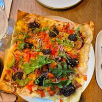 Wir haben uns die Pizza geteilt, aber eine pro Person ist auch in Ordnung ;) at Kosmopoliet in Bruges