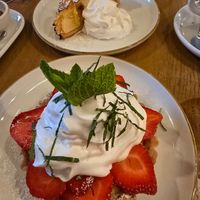 Strawberry pie and apple pie at Kosmopoliet in Bruges