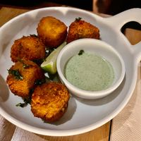 Tapas warm: Nomet wakamekroketjes met frisse soja yoghurt-muntdip € 11.5 (dec.2025) at Kosmopoliet in Bruges