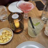 Cosmpolitan und Virgin Gin Basil Smash  at Kosmopoliet in Bruges