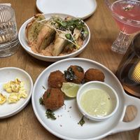 Knobibrot mit Tomaten und Kalamata Dip; Wakame Kroketten  at Kosmopoliet in Bruges