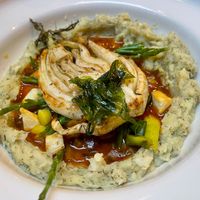 (Zee)groentenstoofverij met wakame, zeesla en gestoofde zeekraal, dillepuree, gegrilde venkel en knoflook-rouille-emulsie — € 25 (Menu juli 2026) at Kosmopoliet in Bruges