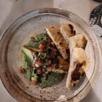 Ensalada con aguacate at Vrutal - Diputació in Barcelona