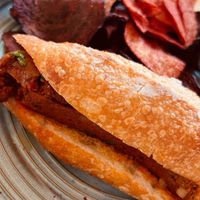 El choripán es exquisito! Con botana y chela, uffff  #Veganuary at Tierra de Anto in Mexico City