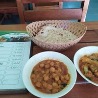 Aloo Gobi and Garlic Naan (and a chick pea dish) at Hasan in Pakse