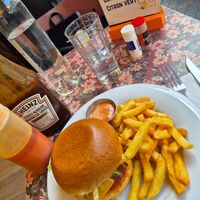 Cheeseburger 100% végétal avec du bacon La Vie at Mercifab in Saint-ouen-sur-seine