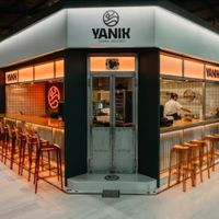 Local completo   at Yanik in Aviles