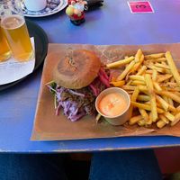 Pulled jackfruit and vegan coleslaw burger. Also a vegan chili-lime aioli dip for the friess  at Grisen & Draken in Broesarp