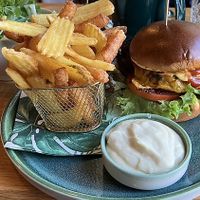 Cheesburger mit Pommes und Alioli  at Green Gold Café in Langballig
