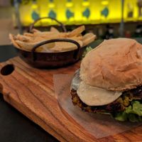 Vegan burger with vegan cheese at Jyglo in Trelew