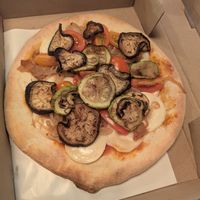 Vegan pizza with vegan cheese at Jyglo in Trelew