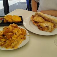 Bocadillo vegano, y bravas y queso frito (vegetariano) at Bogar in Valencia