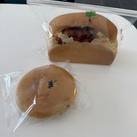 I bought a red bean pastry and blueberry bread  at Vegan Bakery Idam in Gunsan