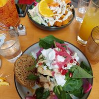 Burger tofu, aubergine, patate douce, fêta, pain maison, pickles, épinard (bas), bol riz noir légumes, patate douce... (haut) at Enzyme in Montpellier