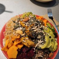 Avocado-Superfood-Salad with Brokkoli, planter chicken and rice noodles at Kaspar Schmauser in Essen