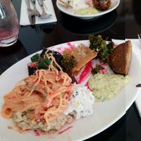 Une de nos assiettes du brunch (salade de konjac, tzatziki, rawyonaise, crakers, makis, steack vegan, crème cajou/miso, chips de kale) at 42 Degrés in Paris